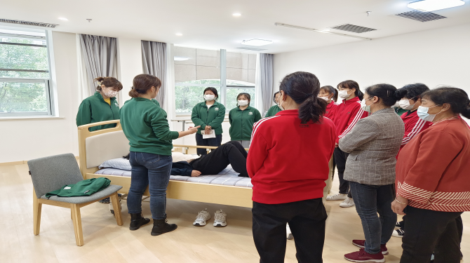 頤信養(yǎng)老組織長安閭里全體護(hù)理人員進(jìn)行護(hù)理知識學(xué)習(xí)及實(shí)踐培訓(xùn)